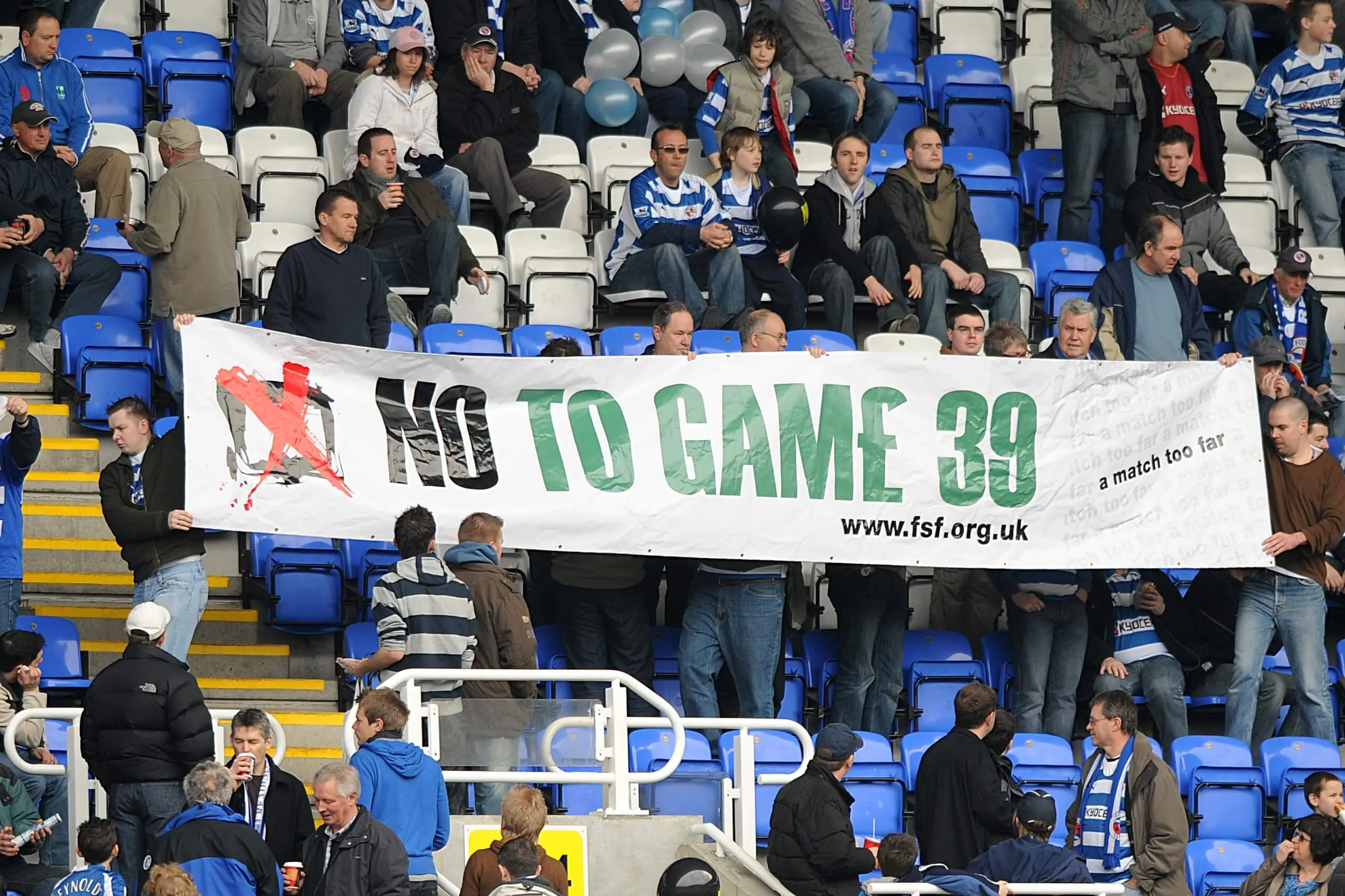 Tưởng tượng vòng đấu thứ 39 của Ngoại hạng Anh bị các CĐV phản đối