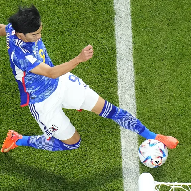 VAR xác nhận pha chuyền của Mitoma hợp lệ — bàn thắng được công nhận sau khi xem lại nhiều góc quay