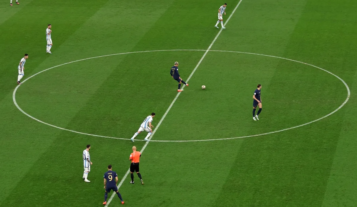 Vòng tròn trung tâm theo tiêu chuẩn FIFA, bán kính 9.15 m trên sân cỏ