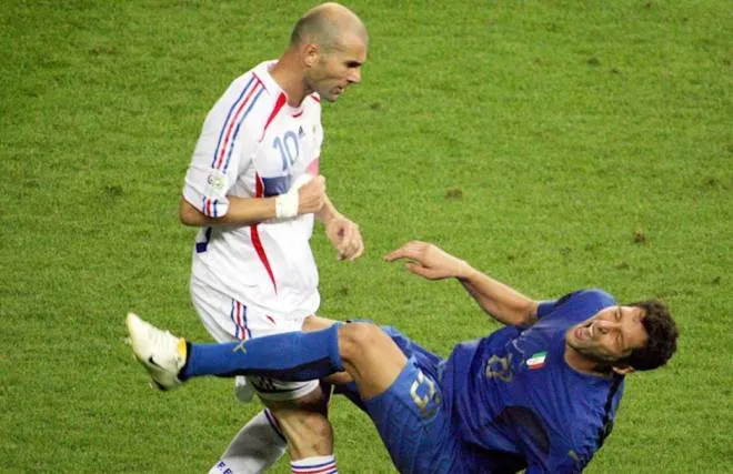 Zidane húc đầu Materazzi trong hiệp phụ chung kết World Cup 2006