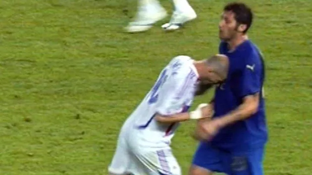 Zidane húc đầu vào ngực Materazzi ở chung kết World Cup 2006, dẫn tới thẻ đỏ trực tiếp