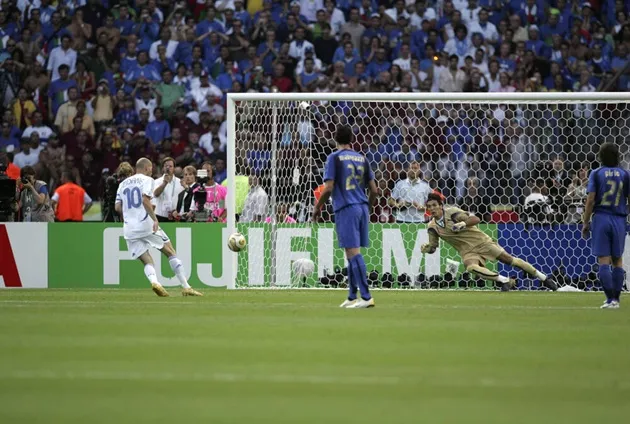 Zidane thực hiện cú &quot;Panenka&quot; vào lưới Buffon ở World Cup 2006, ví dụ về kỹ thuật và bản lĩnh trên chấm 11m.