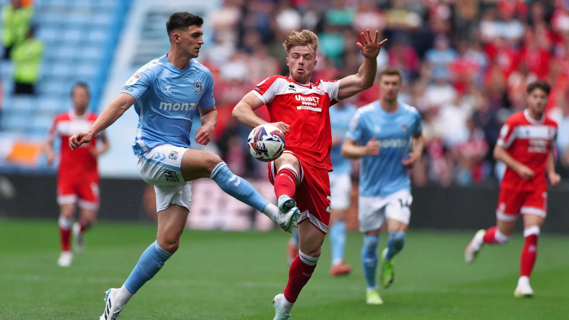 Bobby Thomas - Hậu vệ Coventry City giữ vị trí trong hàng phòng ngự của đội