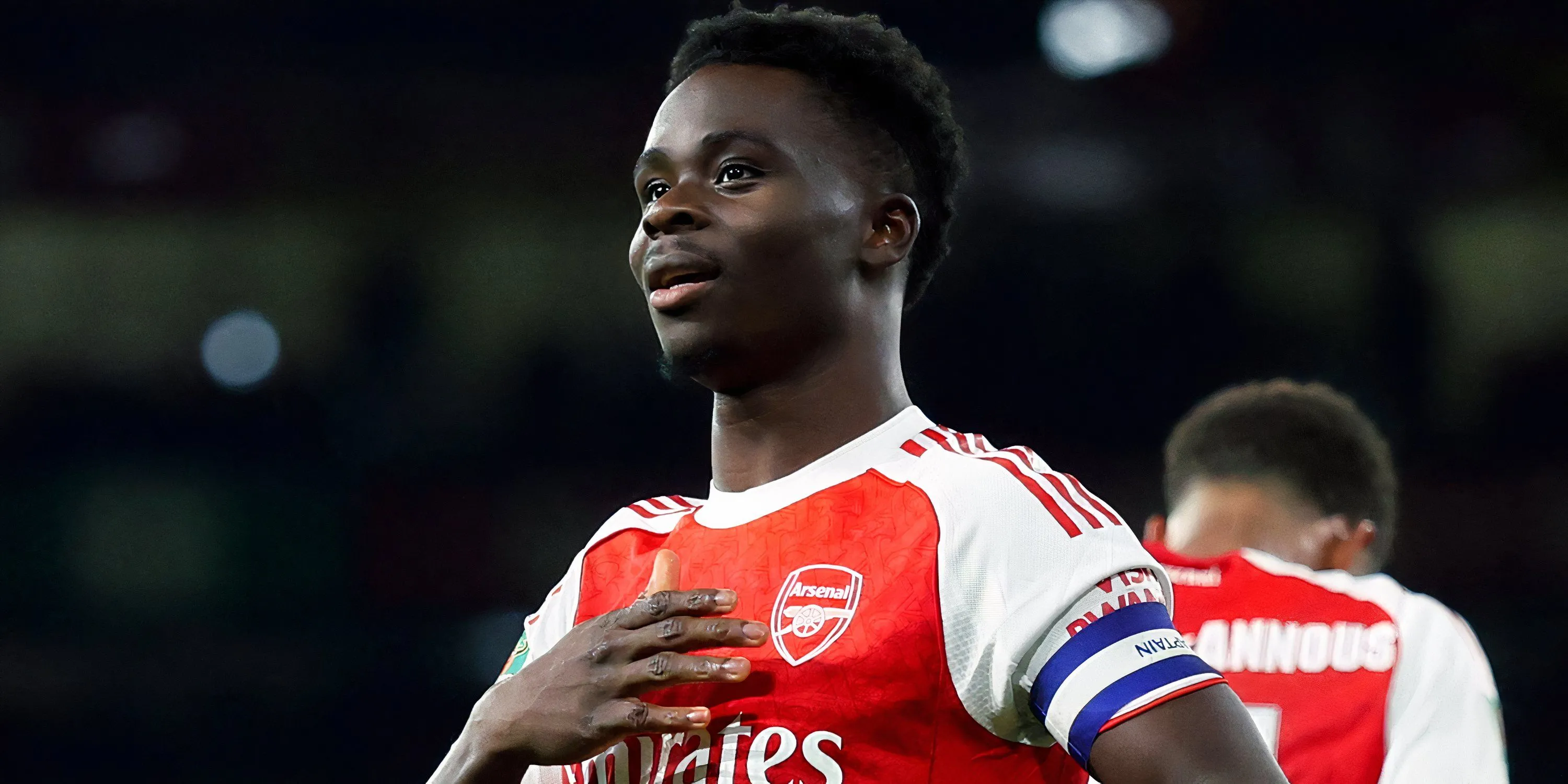 Bukayo Saka trong trang phục Arsenal