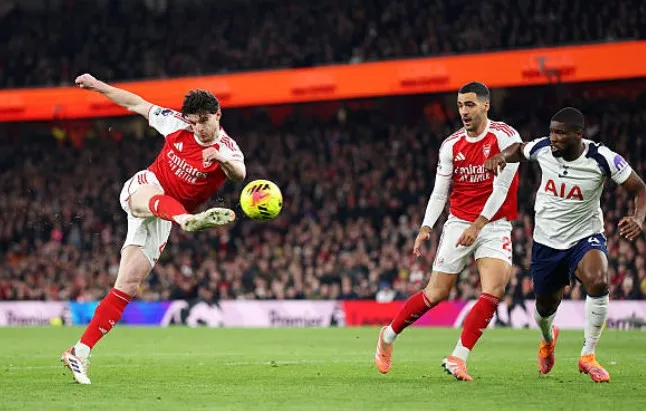 Declan Rice kiểm soát tuyến giữa Arsenal trước Tottenham