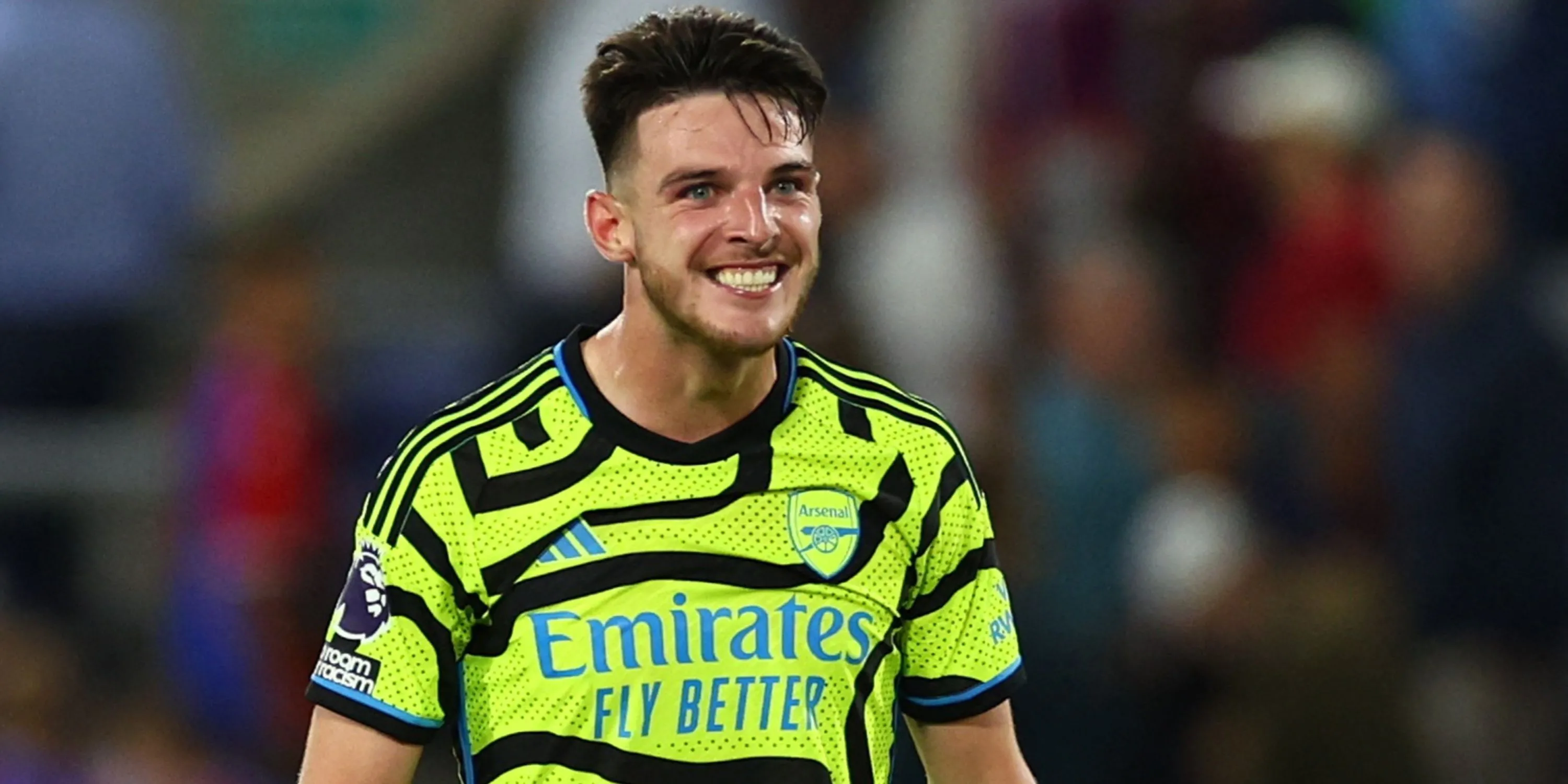 Declan Rice trong màu áo Arsenal tranh chấp bóng giữa sân