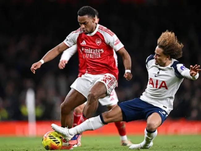 Jurrien Timber năng nổ hai biên hỗ trợ Eze ghi bàn