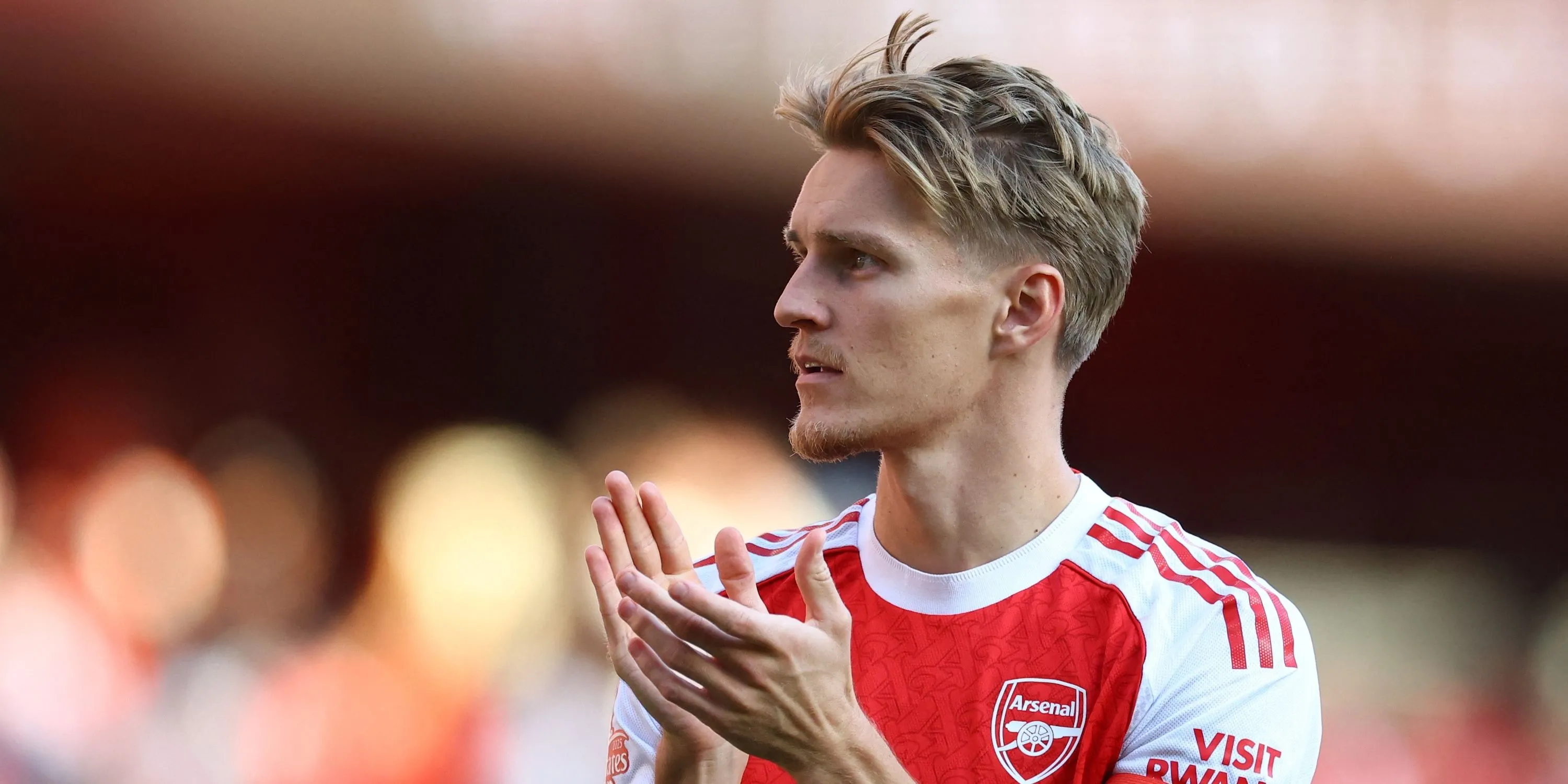 Martin Odegaard ăn mừng sau trận đấu của Arsenal