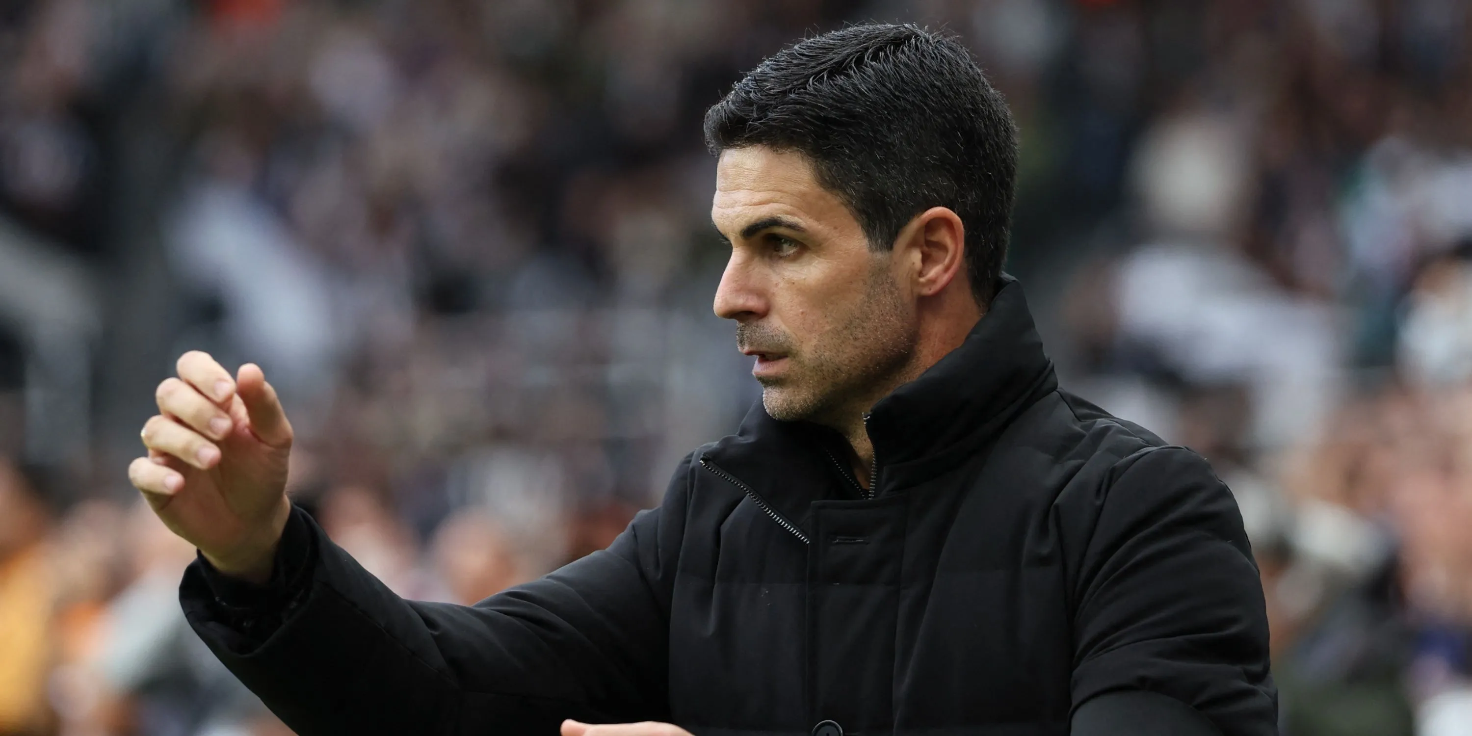 Mikel Arteta cùng các học trò trong trận đấu Ngoại hạng Anh