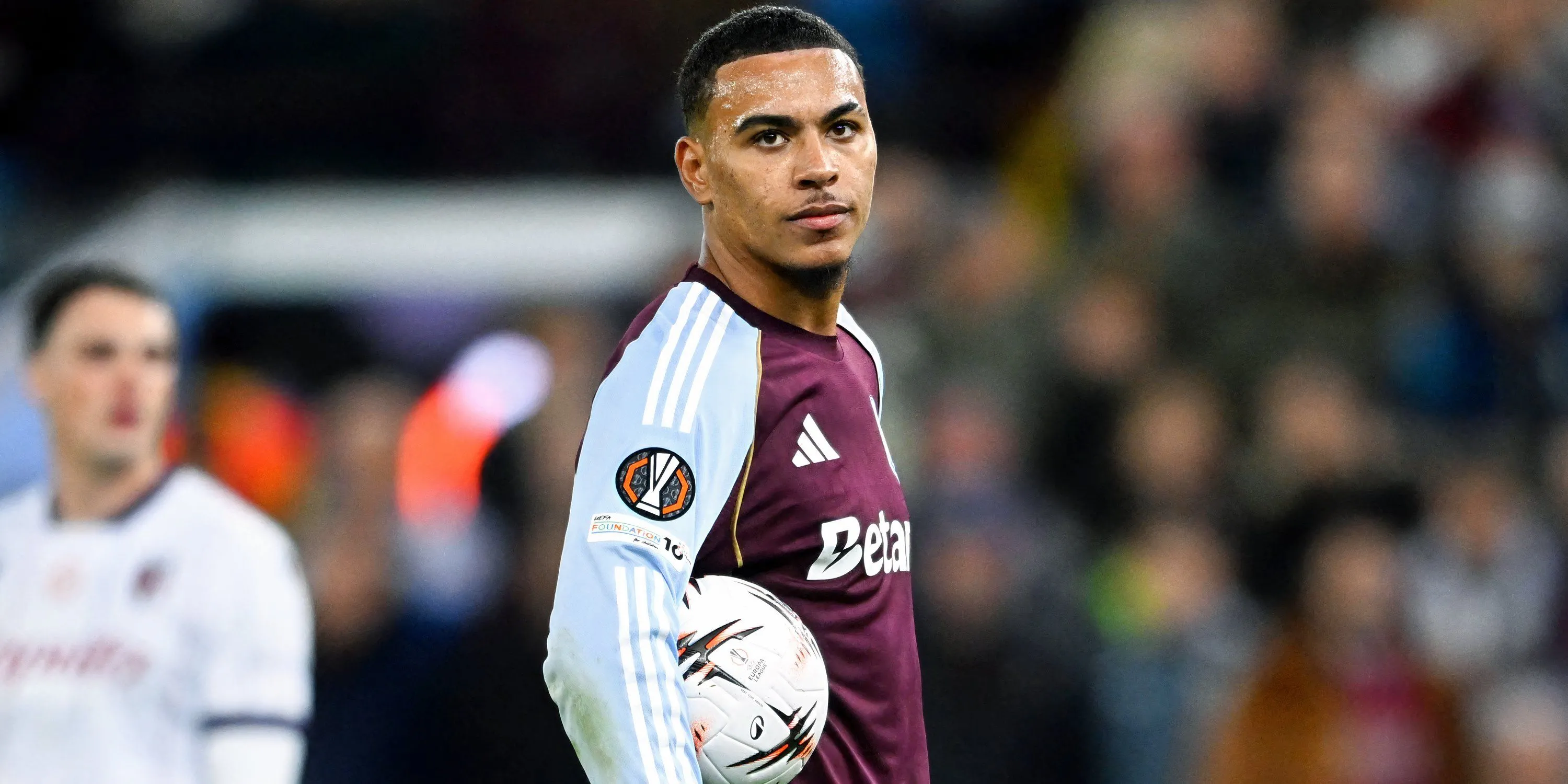 Morgan Rogers đang thi đấu cho Aston Villa trong trận đấu Premier League gần đây