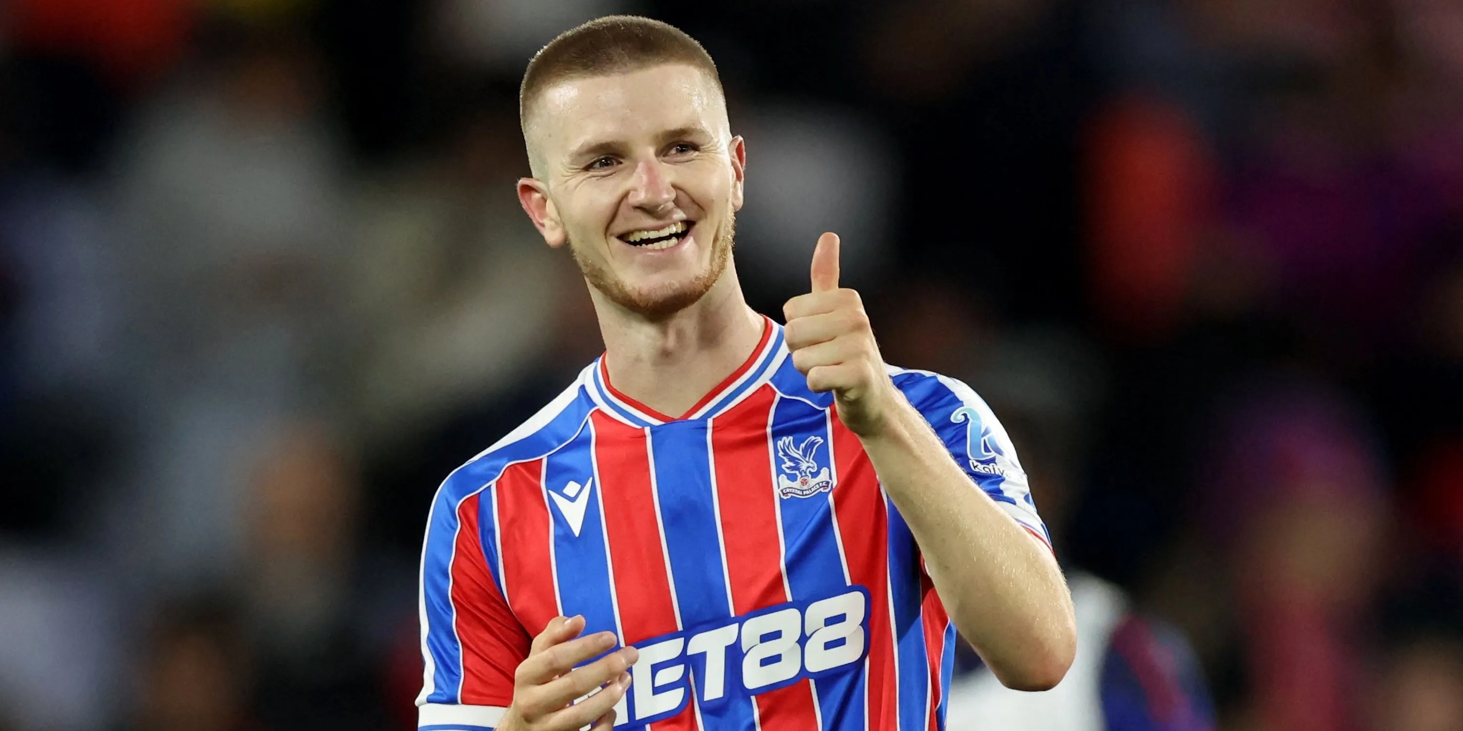 Tiền vệ Adam Wharton của Crystal Palace trong pha tranh bóng tại vòng đấu Premier League