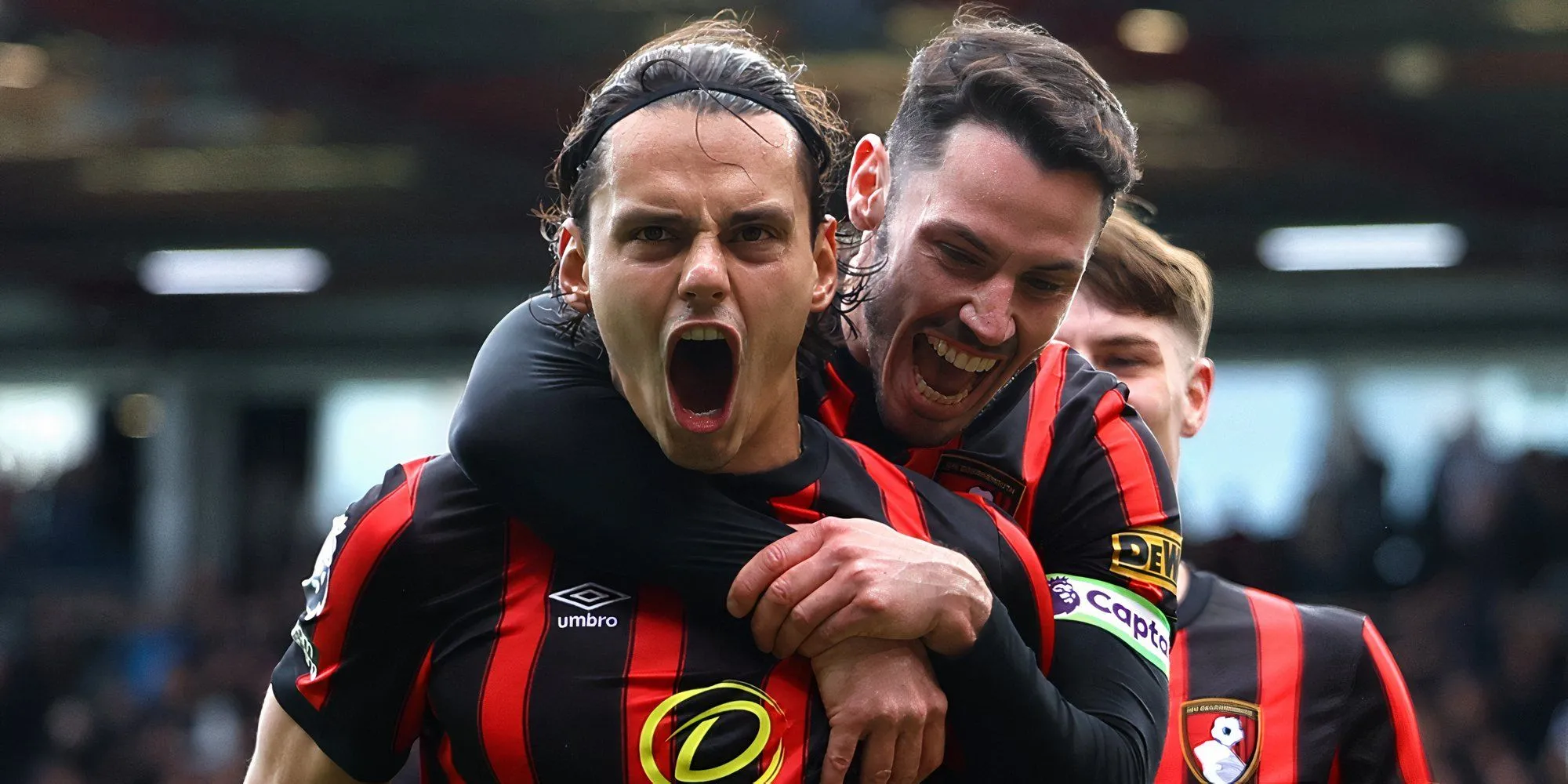 Tiền vệ Enes Ünal của Bournemouth trong tình huống tranh chấp bóng