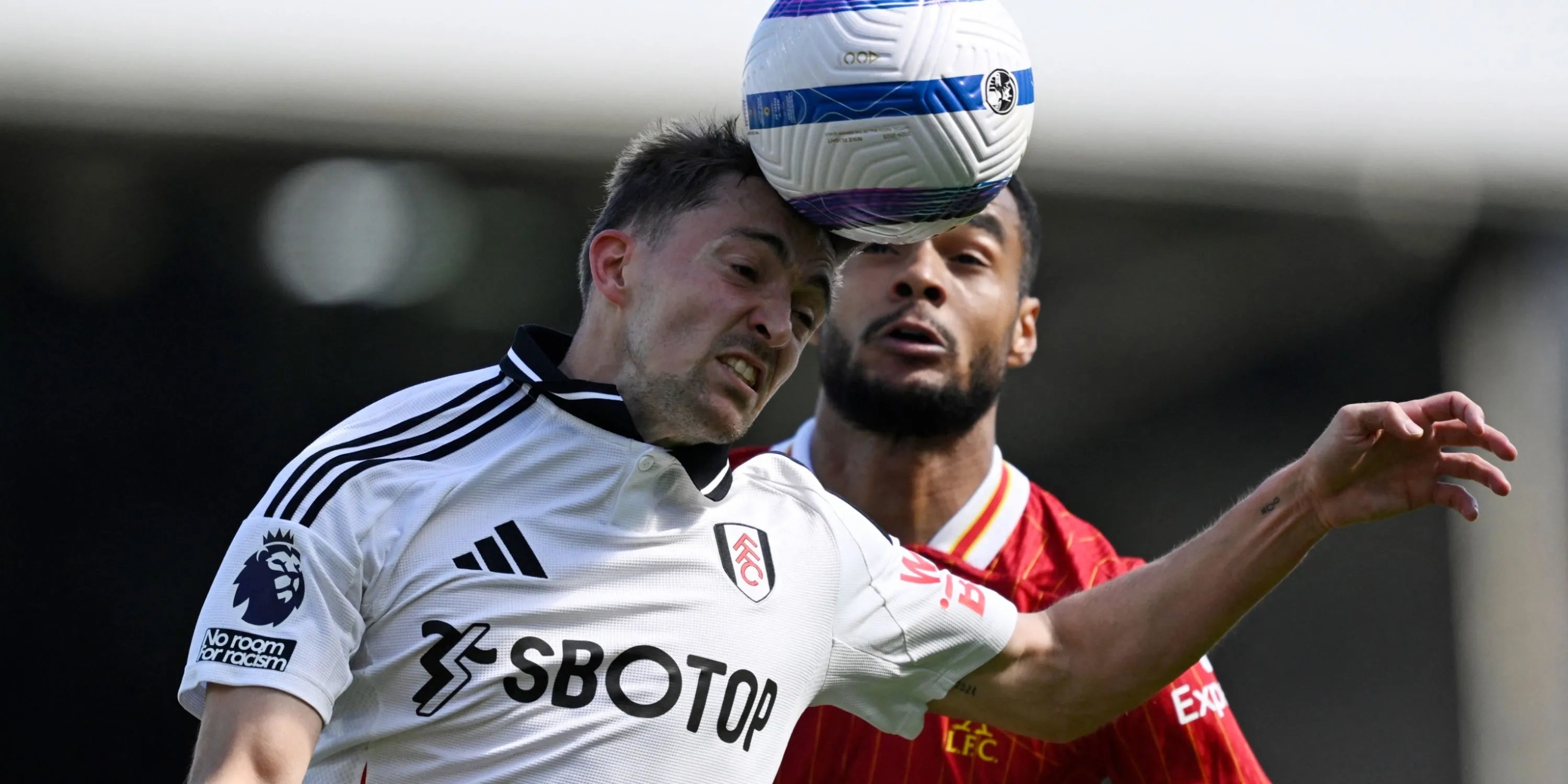 Tiền vệ Fulham Timothy Castagne tranh chấp với Cody Gakpo của Liverpool