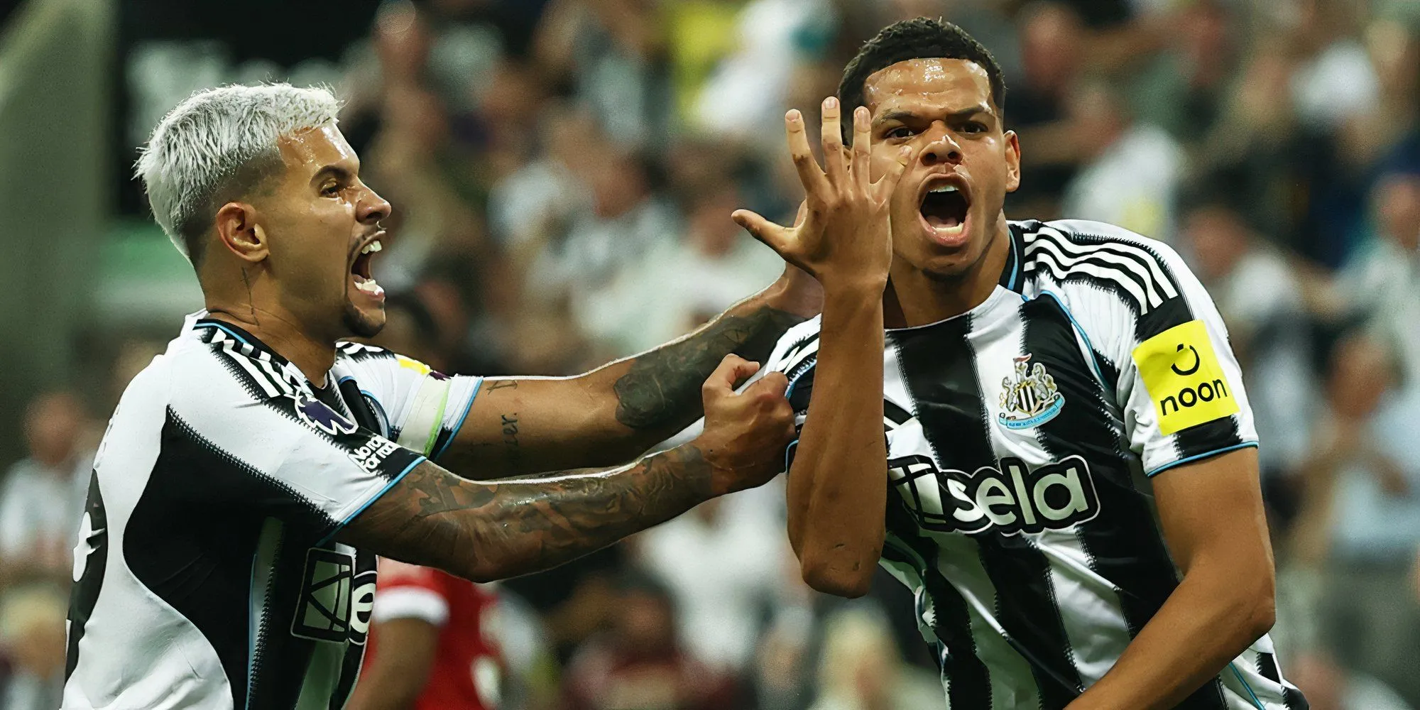 William Osula và cổng nhập cư St James' Park với áo đen trắng Newcastle