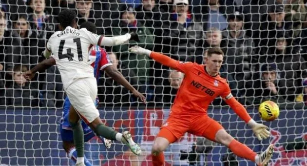 Estevao rực sáng trước Palace