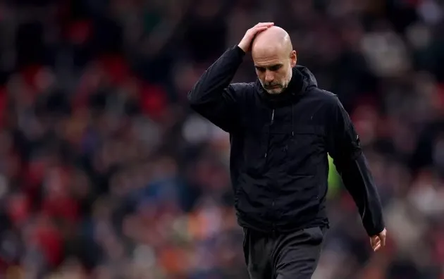 Pep Guardiola thất vọng sau trận thua ở derby Manchester.